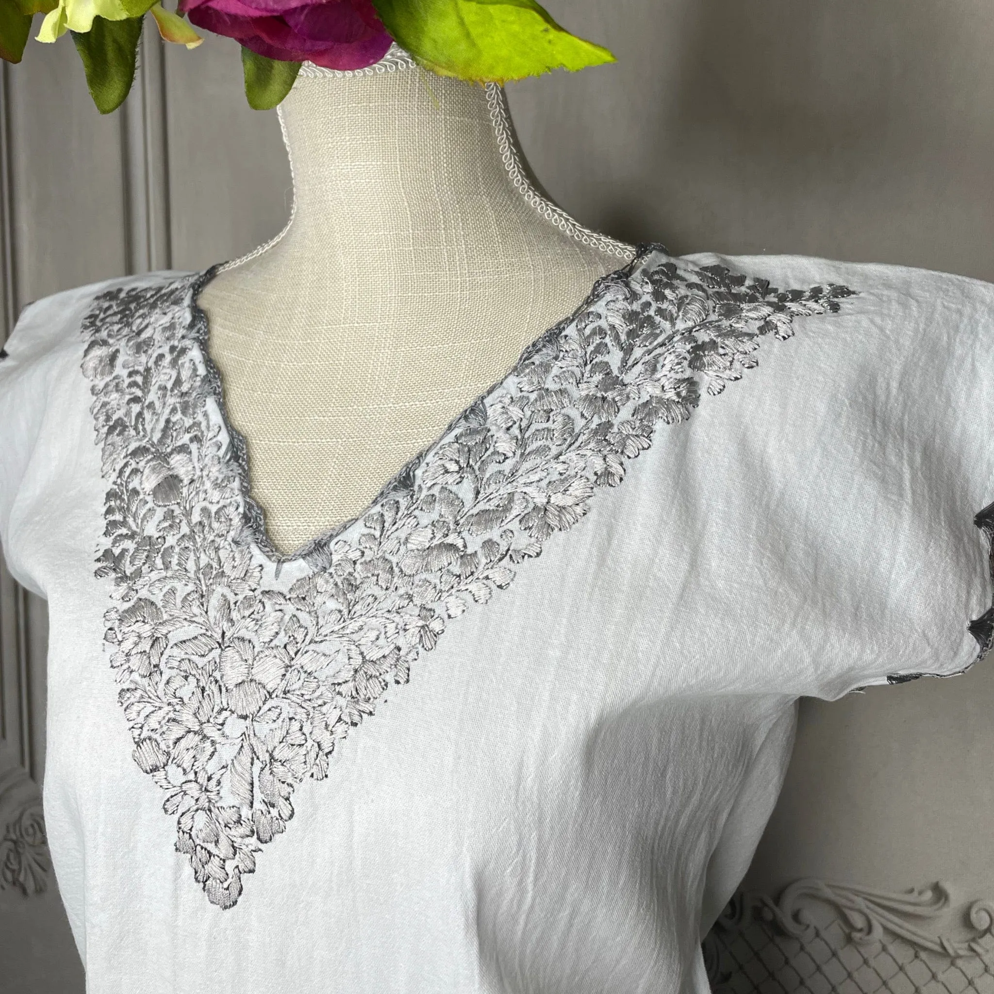 San Antonino V-Neck Sleeveless Blouse